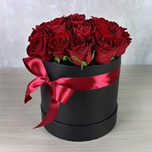 Цветочная композиция из Розы в шляпной коробке в Советской Гавани