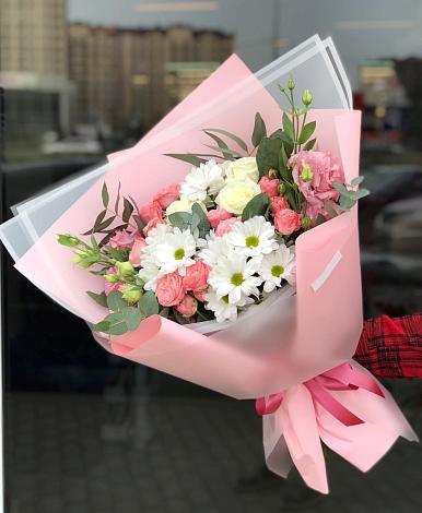 Букет цветов из: Розы, Лизиантусы и Хризантемы в Советской Гавани